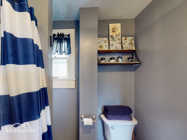 FULL BATHROOM-4